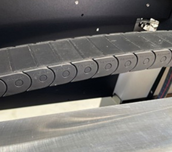 Semi-enclosed drag chain