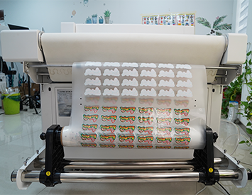 Cortador DTF modelo C7090 con elementos inteligentes se utiliza para cortar materiales como PVC, cuero, papel kraft, autoadhesivo, TPU, film reflectante y otros materiales flexibles